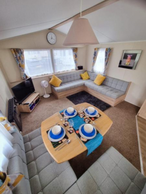 Chic, spacious & fun coastal retreat - 3 min walk to beach